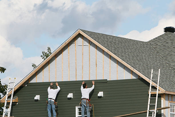 Professional Vinyl Siding technician working in Mansfield, OH